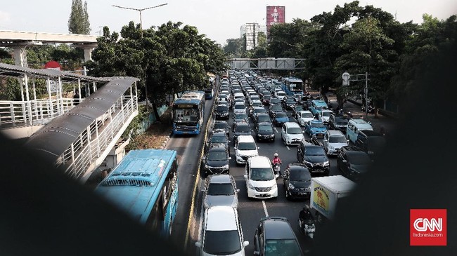 Rencana integrasi tarif Tol Lingkar Luar Jakarta (JORR) memantik polemik. Penerapan kebijakan dilakukan saat emosi masyarakat tinggi karena mudik Lebaran.