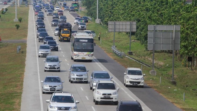 Aturan terbaru Kemenhub menyebut perjalanan kendaraan bermotor tidak perlu lagi menunjukkan bukti/kartu vaksin dan tes antigen.