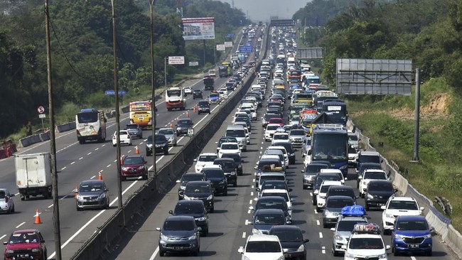 Jasa Marga sempat memberlakukan contraflow untuk mengurai kemacetan di jalan Tol Jakarta-Cikampek dalam arus balik Natal 2019.