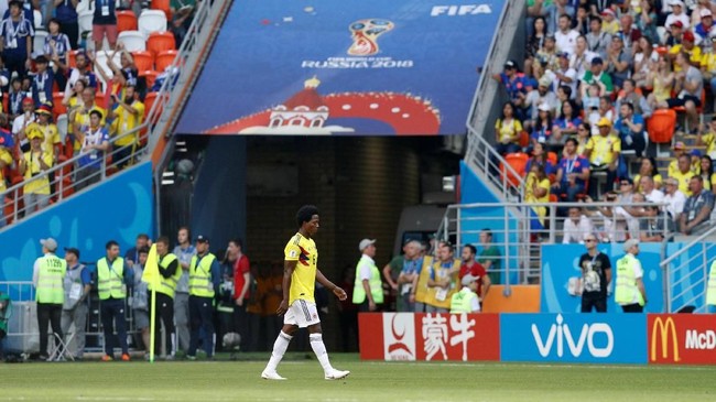 Gelandang timnas Kolombia Carlos Sanchez mencatatkan sejarah sebagai pemain pertama yang mendapatkan kartu merah di Piala Dunia 2018.