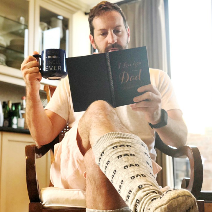 <p>Kalau aktris Katherine Heigl beda lagi nih. Ia memposting foto suami tercinta sedang bersantai dengan kaos kaki dan memegang secangkir kopi. Katherine menuliskan bajaa ia bersyukur memiliki suami seperti itu. (Foto: Instagram/katherineheigl)</p>