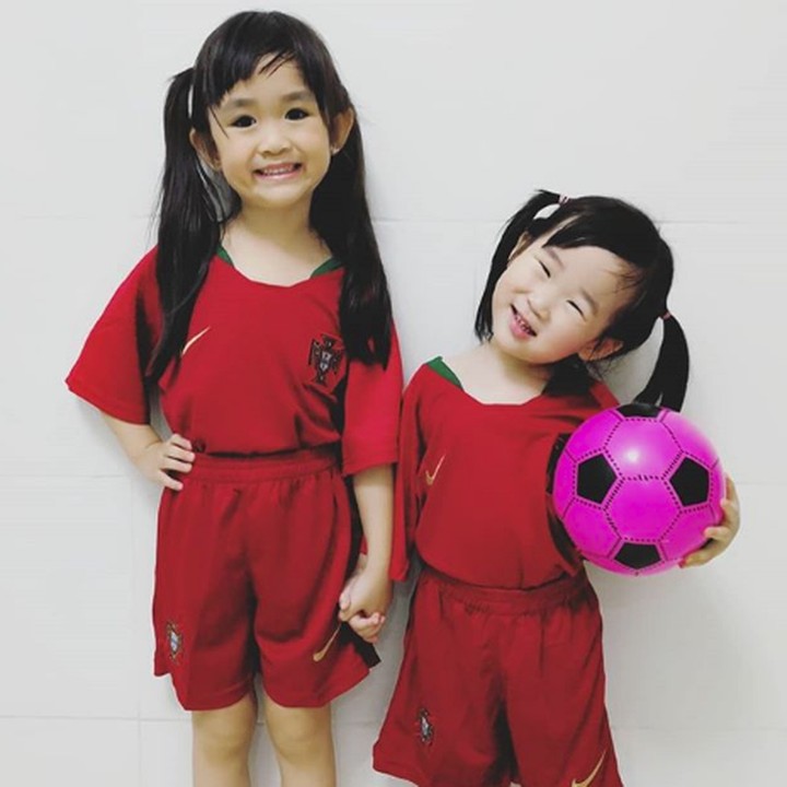 <p>Kalau kakak adik yang satu ini pendukung tim negara favoritnya Portugal (Foto: Instagram @agneschew23)</p>