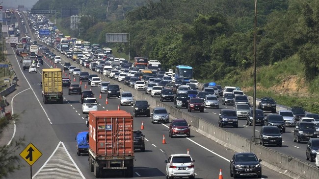 Kepadatan arus lalu lintas di jalan tol Japek arah Jakarta telah membuat Jasa Marga memberlakukan rekayasa lawan arus (contraflow) sejak Minggu (30/5) sore.