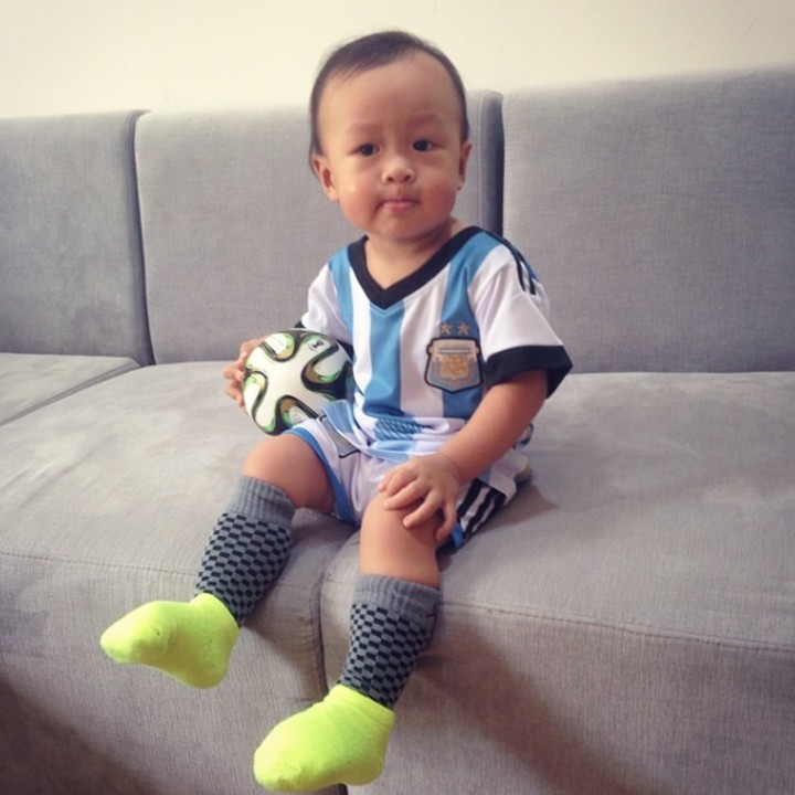 <p>Yang ini penggemar beratnya Messi jadi tim negara favoritnya pasti Argentina, hi-hi-hi. (Foto: Instagram @minihappyduo)</p>