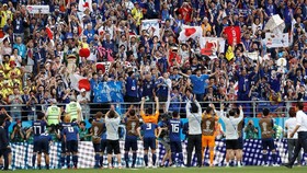 Aksi Berkelas Suporter Timnas Jepang Pungut Sampah