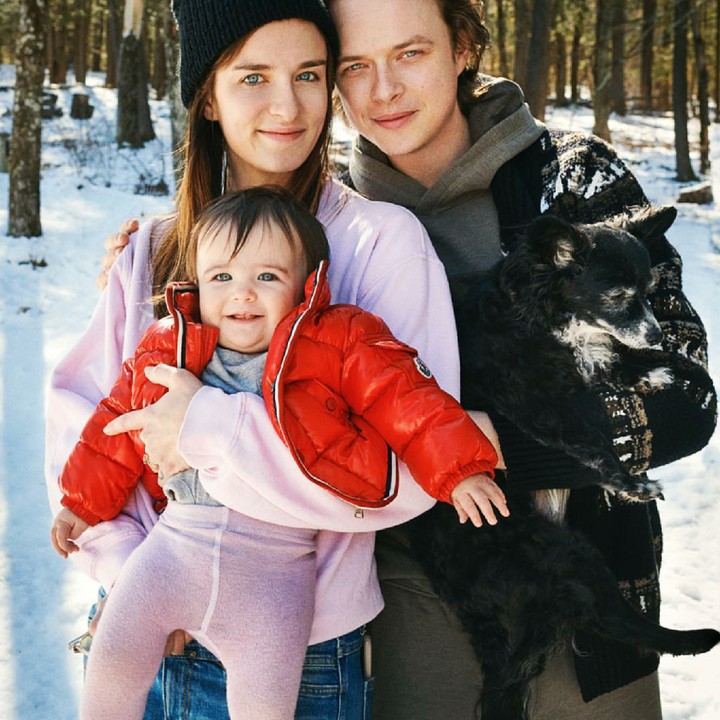 <p>Aktor sekaligus ayah muda, Dane DeHaan memposting fotonya bersama anak dan istri tercinta. "Merasa dicintai oleh gadis-gadis ini. Selamat hari ayah untuk kawan saya para ayah di luar sana," tulisnya. (Foto: Instagram/danedehaan)</p>