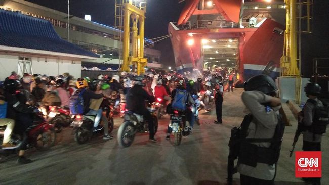 Puncak Arus Balik di Bakauheni Diprediksi H+5 Puncak arus balik dari Pelabuhan Bakauheni menuju Merak diprediksi akan terjadi pada Rabu (20/6). Bahkan arus balik akan terus terjadi sampai 4 hari kemudian.