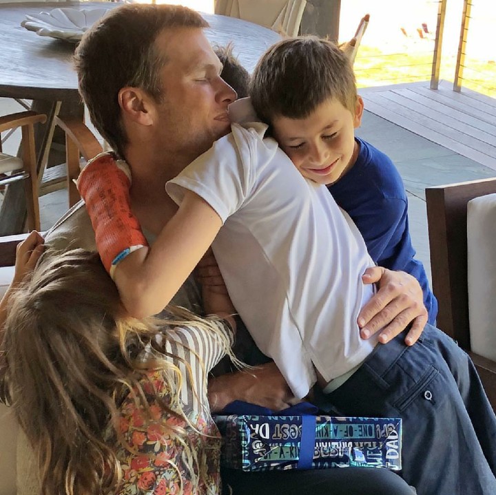 <p>Model dunia Gisele Bundchen memposting foto sang suami berpelukan bersama anak-anaknya di hari ayah. 'We love you', begitu keterangannya. (Foto: Instagram/gisele)</p>