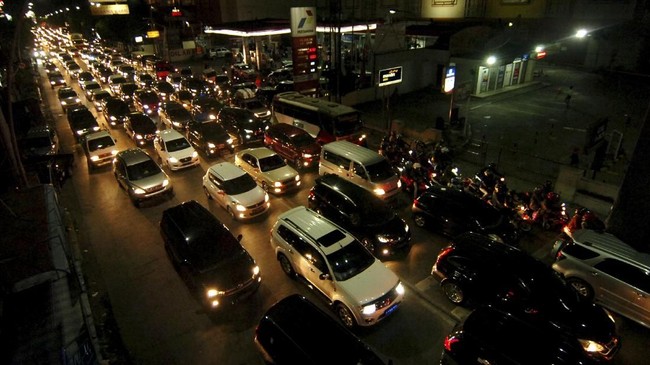 Para pemudik yang hendak menggunakan jalur lintas Sumatra lewat Labuhanbatu membuat kawasan tersebut macet.