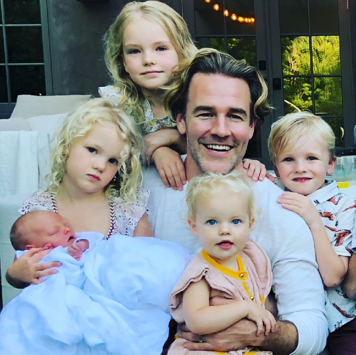 <p>Pemeran Dawson's Creek, James Van Der Beek, berfoto bersama kelima anaknya di hari ayah. So sweet banget. (Foto: Instagram/vanderkimberly)</p>
