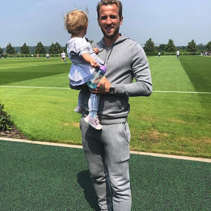 <p>Ramai di berita karena menjadi 'mesin gol' tim Inggris, siapa sangka Harry Kane adalah ayah yang sayang banget sama putrinya, Ivy. (Foto: Instagram @harrykane)</p>
