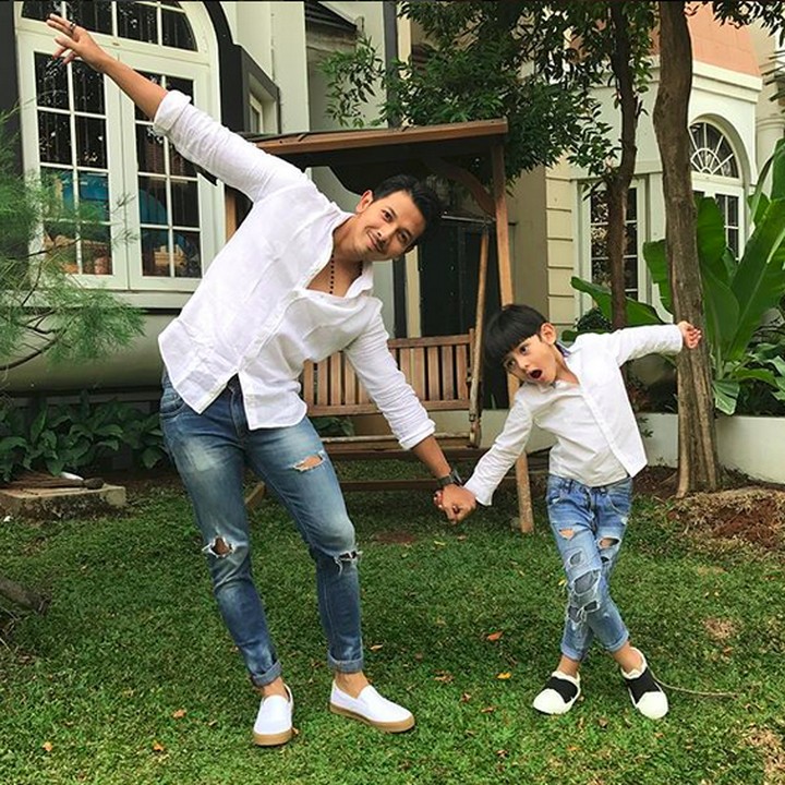 <p>Di tahun 2017, Sonny menikah dengan Fairuz A Rafiq. Nah, King Faaz adalah anak Fairuz dari pernikahan sebelumnya dengan Galih Ginanjar. (Foto: Instagram/ @sonnyseptian)  </p>