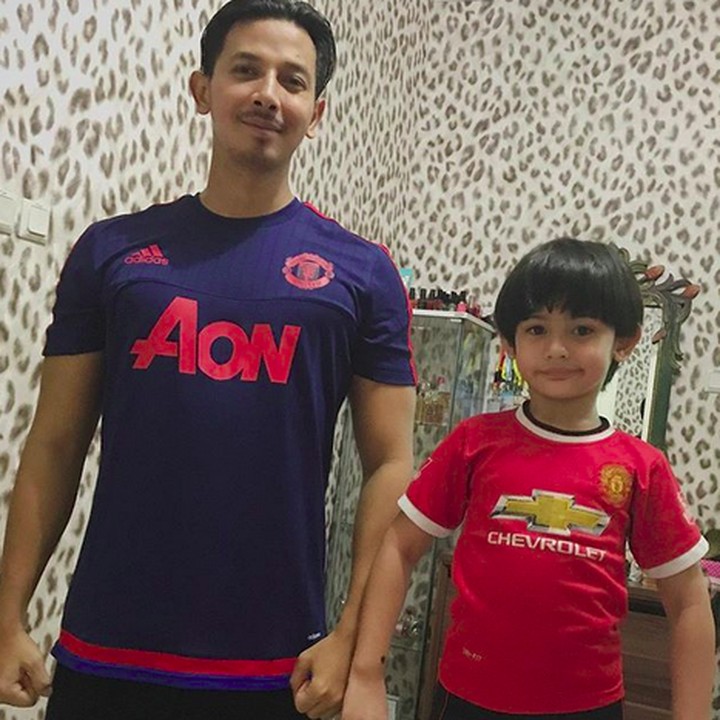 <p>Ayah dan anak sama-sama penggemar berat Manchester United nih. (Foto: Instagram/ @sonnyseptian)  </p>