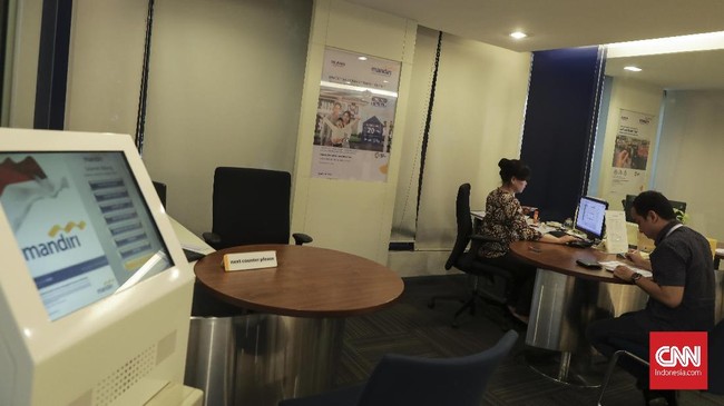 PT Bank Mandiri (Persero) Tbk menilai tantangan perbankan nasional akan semakin meningkat pada tahun depan, sehingga lebih selektif mengucurkan kredit.