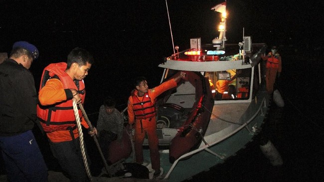 Ketiga korban yang semuanya wanita itu ditemukan dalam keadaan meninggal dunia sekitar tiga hingga lima kilometer dari lokasi kejadian.