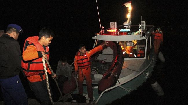 Tiga Jenazah Korban KM Sinar Bangun Ditemukan, Total 4 Tewas Ketiga korban yang semuanya wanita itu ditemukan dalam keadaan meninggal dunia sekitar tiga hingga lima kilometer dari lokasi kejadian.