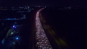 Pemudik Meningkat, KM31 Tol Cikampek Padat pada H-3 Lebaran