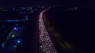 Pemudik Meningkat, KM31 Tol Cikampek Padat pada H-3 Lebaran