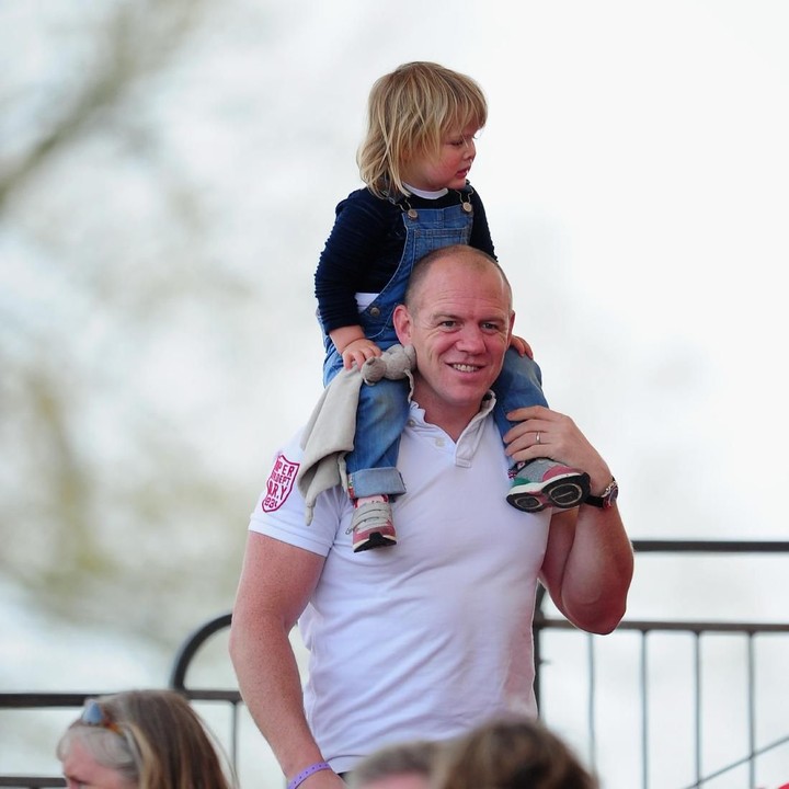 <p>Buat seorang anak adalah sesuatu yang mengasyikkan ketika digendong di bahu ayah. Seperti yang dilakukan Mia nih. He-he-he. (Foto: Getty Images)</p>