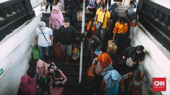 Upah tinggi bekerja di ibukota jadi magnet pendatang baru untuk mengadu nasib di Jakarta. Diperkirakan, 2 ribu pendatang baru menyerbu Jakarta usai Lebaran.