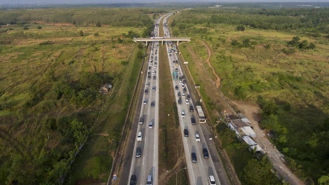 Kecelakaan terjadi di ruas tol Jakarta-Cikampek, membuat lalu lintas lebih padat.