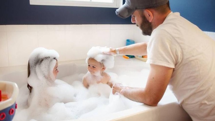 Ini Efek Jika Istri Terlalu Mengkritik Suami Saat Mengurus si Kecil Mengkritik suami saat mengurus si kecil boleh-boleh aja, Bun. Tapi, kita juga perlu lihat situasi dan kondisi ya.