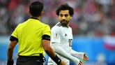 FOTO: Pesta Timnas Rusia, Kegetiran Mesir di Piala Dunia 2018 Timnas Rusia berpesta memastikan lolos ke babak 16 besar Piala Dunia 2018 usai menaklukkan Mesir 3-1 dan menjadi kegetiran bagi Mohamed Salah dan kawan-kawan.