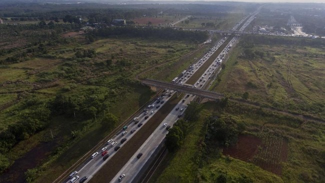 Kendaraan golongan III, IV, dan V seperti truk dilarang melintasi sejumlah ruas Tol pada 20 Desember hingga 21 Desember 2019 atau jelang libur Natal.