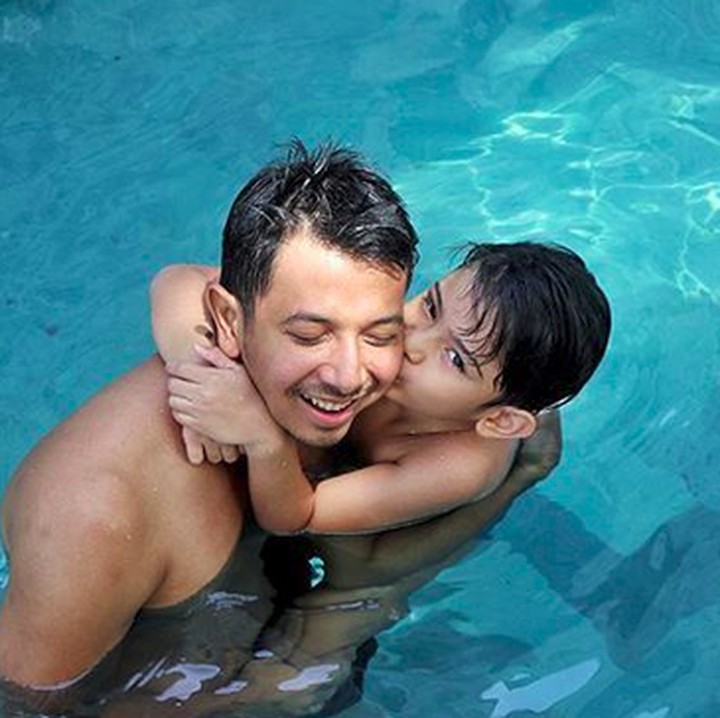 <p>Muah! Kecup sayang King Faaz buat Ayah Sonny. (Foto: Instagram/ @sonnyseptian)  </p>