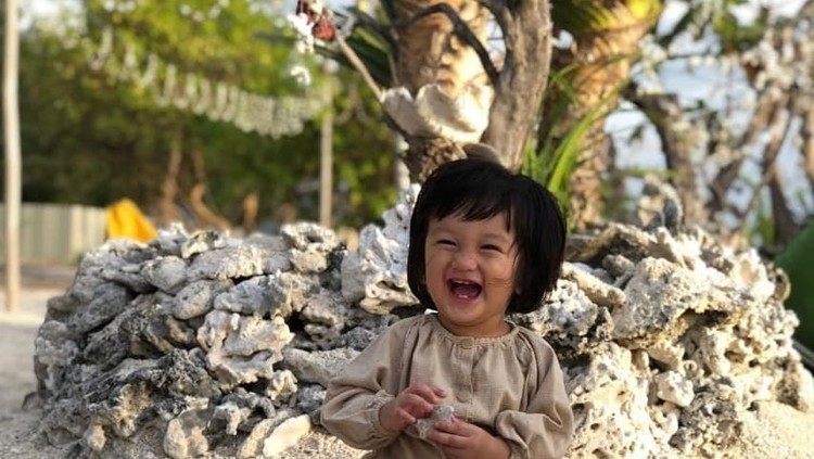 Anak Atiqah Hasiholan, Salma ternyata suka banget sama kucing. Apalagi saat si kecil Salma memeluk kucing, bikin gemas!