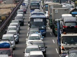 Bekasi Timur Arah Cawang Macet Pagi Ini Imbas Kecelakaan Truk