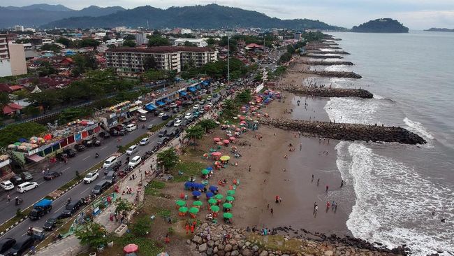 Dengan pasir berwarna cokelat, Pantai Padang bisa menjadi lokasi untuk berjemur, berenang sampai berselancar.