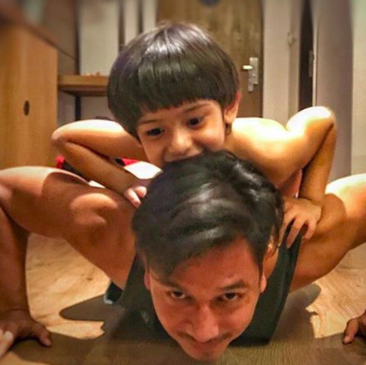 <p>Ini yang dilakukan King saat ayahnya push up. Ya, naik ke punggung sang ayah, Bun. Hi-hi-hi, ada-ada aja ya tingkah King. (Foto: Instagram/ @fairuzarafiq)      </p>