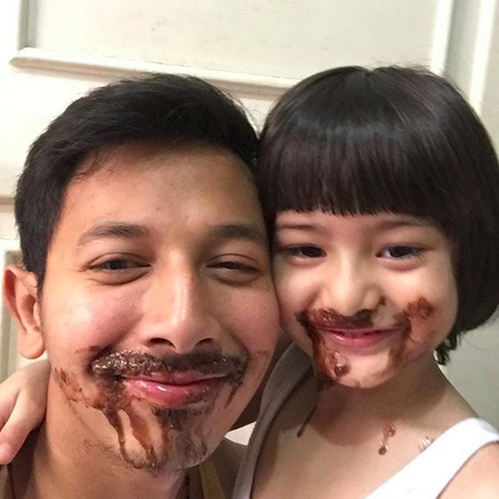 <p>Harap maklum muka ayah dan anak ini cemong. Ya, karena habis makan es krim cokelat, he-he-he. (Foto: Instagram/ @sonnyseptian)</p>