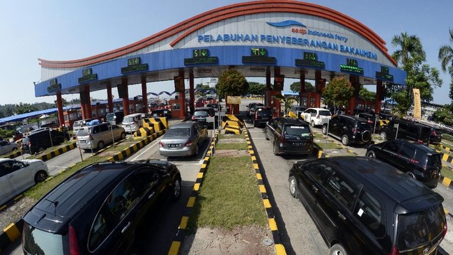 Sebuah truk tujuan Pelabuhan Merak, Banten, tercebur ke laut saat proses masuk ke Kapal KMP Nusa Putera di Pelabuhan Bakauheni, Lampung Selatan.