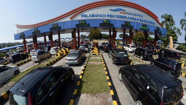 Truk Tercebur ke Laut saat Akan Masuk Kapal di Bakauheni Sebuah truk tujuan Pelabuhan Merak, Banten, tercebur ke laut saat proses masuk ke Kapal KMP Nusa Putera di Pelabuhan Bakauheni, Lampung Selatan.
