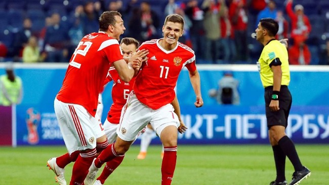 Timnas Rusia memuncaki klasemen sementara Grup A Piala Dunia 2018 sekaligus memastikan satu tiket ke babak 16 besar.