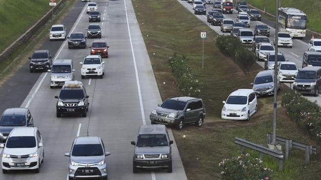Petugas Call Center Jasa Marga Linda melaporkan kepadatan terjadi dari KM 154 hingga KM 140 di Tol Cipali arah arus balik menuju Jakarta.