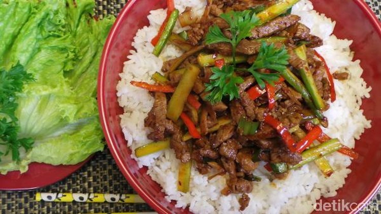 Hidangkan menu istimewa di meja makan keluarga yuk, Bun! Jangan khawatir, bikinnya gampang banget kok, cek resep donburi berikut ini deh!