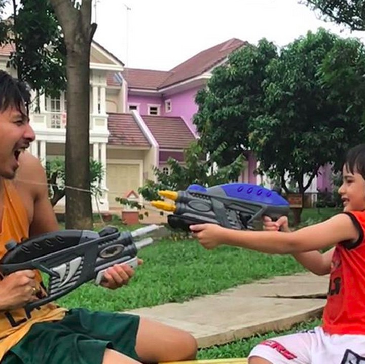 <p>Happy-nya King dan Ayah Sonny saat main tembak-tembakan. (Foto: Instagram/ @sonnyseptian)  </p>