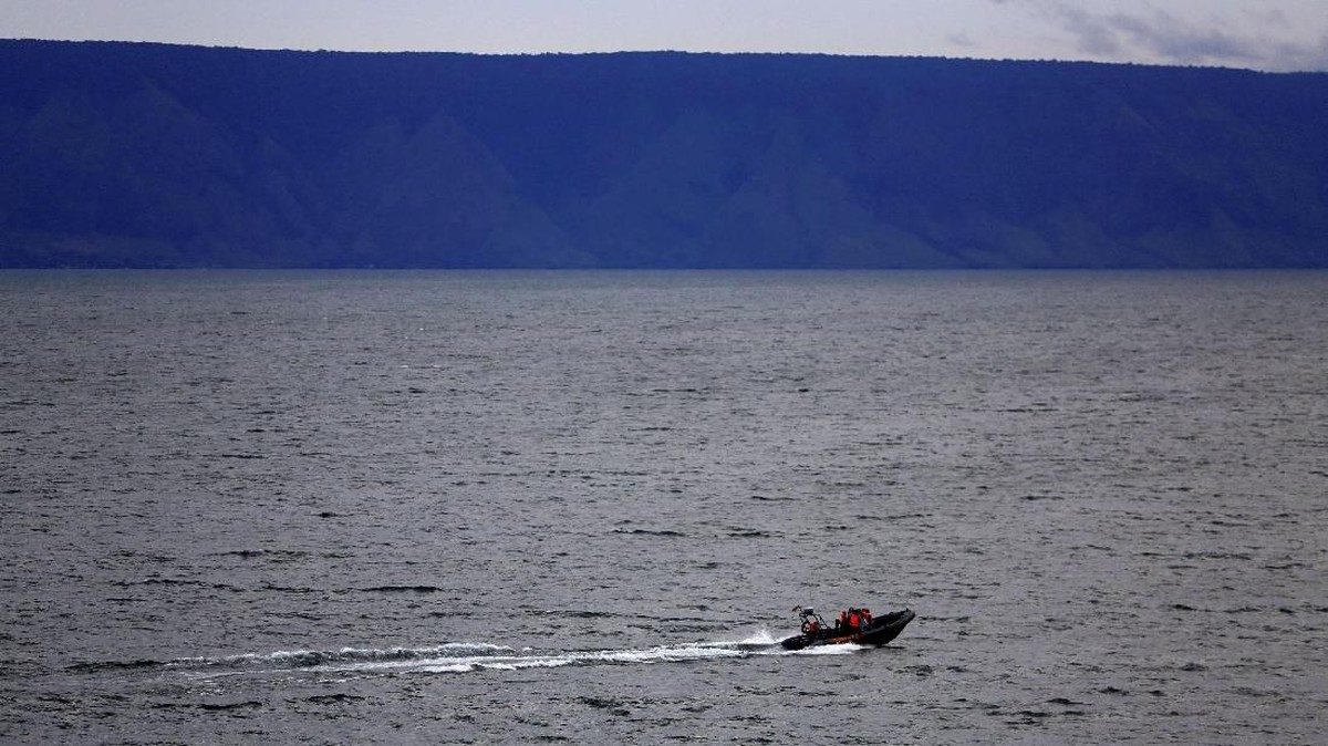 FOTO : Menyisir Danau Toba, Mencari Korban KM Sinar Bangun