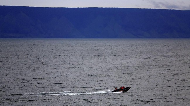 Kapal Motor Orange yang mengakut rombongan dari tim Pusat Study Satwa Primata IPB Bogor terbalik dan tenggelam di perairan Cikeruh Wetan, Lebak, Banten.