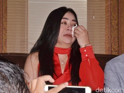 Annisa Bahar Tak Henti Menangis di Pemakaman Ibunda