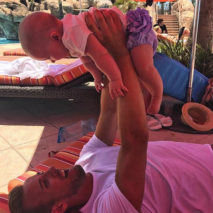 <p>Di sela-sela kesibukkannya, Harry selalu menyempatkan diri bercengkrama dengan putrinya. Hmm, mereka lagi ngobrolin apa ya? Hi-hi-hi. (Foto: Instagram @harrykane)</p>