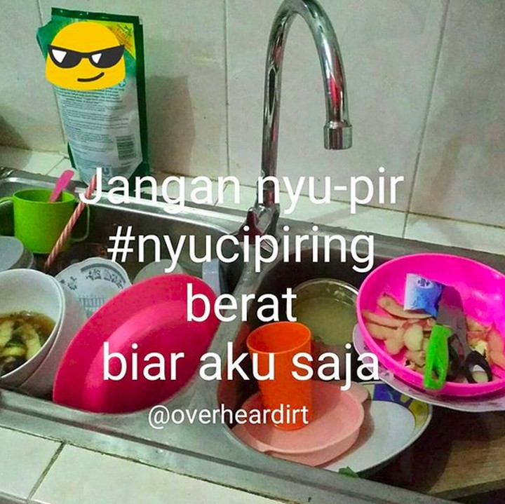 <p>Selama si mbak ART belum balik, siapa yang cucian piringnya di rumah kayak gini, Bun? He-he-he. (Foto: Instagram/ @overheardirt)</p>
