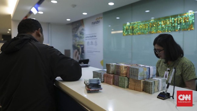 Kerusakan pada layanan Bank Mandiri sempat memicu kepanikan di sejumlah tempat di Indonesia. Para pelanggan kaget saldo mereka berubah drastis.