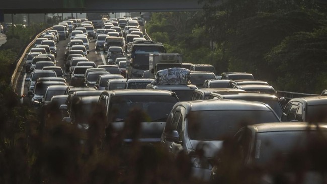Jumlah Kendaraan Arus Mudik di Tol Cikampek Naik 144 Persen PT Jasa Marga mencatat kenaikan arus kendaraan yang meninggalkan Jakarta lewat Tol Cikampek Utama sebanyak 57 ribu lebih dan diprediksi terus meningkat.