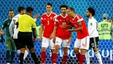 FOTO: Pesta Timnas Rusia, Kegetiran Mesir di Piala Dunia 2018 Timnas Rusia berpesta memastikan lolos ke babak 16 besar Piala Dunia 2018 usai menaklukkan Mesir 3-1 dan menjadi kegetiran bagi Mohamed Salah dan kawan-kawan.