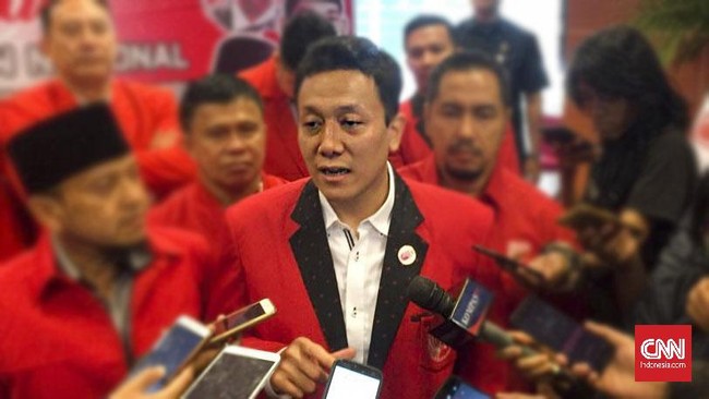 Staf Khusus Presiden Jokowi, Diaz Hendropriyono memutuskan mundur dari kursi ketua umum PKPI. Diaz baru tiga tahun menjabat sebagai ketum PKPI.