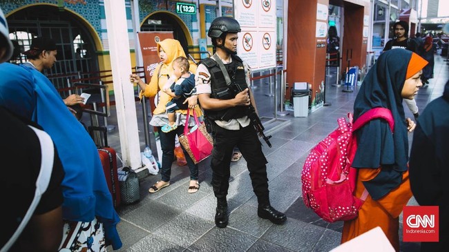 PT KAI Daop I mengerahkan personel keamanan dengan senjata laras panjang di Stasiun Senen dan Gambir. Beberapa perlintasan liar juga diberi pengamanan tambahan.